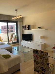 A television and/or entertainment centre at Atico Pacifico Parking y Piscina gratis