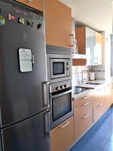A kitchen or kitchenette at Atico Pacifico Parking y Piscina gratis