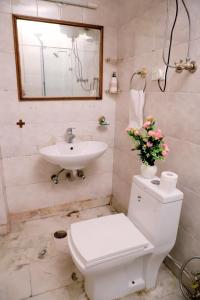 Łazienka z białą toaletą i umywalką w obiekcie Fortune Home Service Apartment 1bhk, D-198,UGF w Nowym Delhi