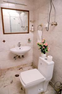 Fortune Home Service Apartment 1bhk, D-198,UGF في نيودلهي: حمام به مرحاض أبيض ومغسلة