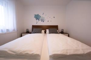 - 2 lits installés l'un à côté de l'autre dans une chambre dans l'établissement Ferienhaus Scheer, à Retz