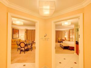 een kamer met een eettafel en een slaapkamer bij Amalz 2 Bedroom 3 Bathroom Balcony Suites at Mgm Signature ! in Las Vegas
