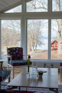 グスタフスベリにあるSkeviks Gårdのリビングルーム(テーブル、椅子、窓付)