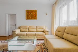 - un salon avec un canapé et une table basse en verre dans l'établissement Bright 2-BD Top Central Apartment, à Sofia