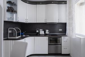 Virtuvė arba virtuvėlė apgyvendinimo įstaigoje Bright 2-BD Top Central Apartment