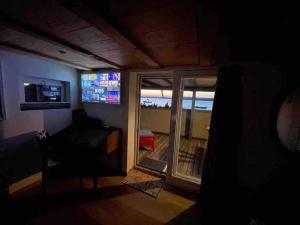 TV a/nebo společenská místnost v ubytování Seehüüsli Suite / Lake House Suite