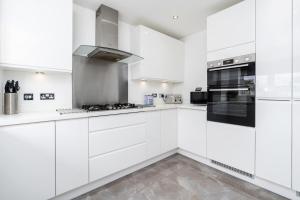 A kitchen or kitchenette at Walking Distance to Manchester City Centre, Close to Hospitals and Universities