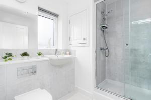 a bathroom with a shower and a toilet and a sink at Walking Distance to Manchester City Centre, Close to Hospitals and Universities in Manchester