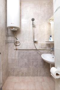 een badkamer met een douche en een wastafel bij 1-Bedroom Flat with Balcony in Plovdiv in Plovdiv