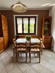 Locana的住宿－La Casa Di Sabi，一间带桌椅和窗户的用餐室