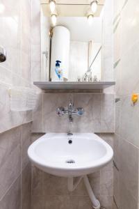 een badkamer met een witte wastafel en een spiegel bij 1-Bedroom Flat with Balcony in Plovdiv in Plovdiv