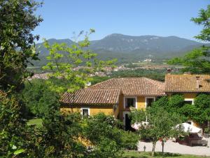 vista su una casa con montagne sullo sfondo di Maspitra B&B a Besalú