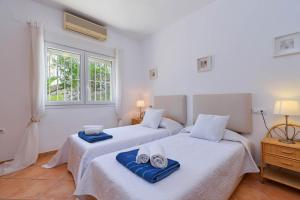 A bed or beds in a room at Lara Még 21 kép