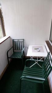 einen Tisch und einen Stuhl in einem Zimmer mit einem Tisch und einem Tisch in der Unterkunft Gasthof Pils in Eschenau
