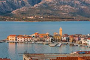een stad op het water met boten in een haven bij Apartments Karlo in Vinjerac