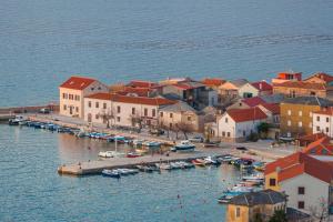 een luchtzicht op een stad met boten in het water bij Apartments Karlo in Vinjerac +6 foto's