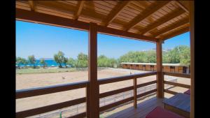 vistas a la playa desde el porche de una casa de playa en Equestrian and Beach Club, en Bodrum City