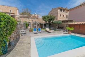 Bazén v ubytování Pintor - Rustic Mallorquin town house 3 bedrooms and pool in Caimari nebo v jeho okolí