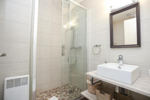 łazienka z umywalką i prysznicem w obiekcie IMMOGROOM - Duplex with air conditioner - 5 min from the beach - Suquet w Cannes