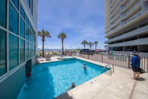 een zwembad in een gebouw met mensen erin bij Seawind 1601 in Gulf Shores
