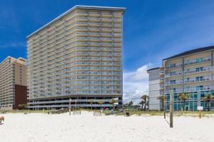 een hoog gebouw op het strand naast een strand bij Seawind 1601 in Gulf Shores