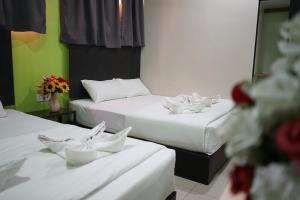 Postel nebo postele na pokoji v ubytování Hotel Victory Inn KLIA and KLIA 2