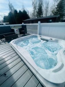 a jacuzzi tub sitting on top of a deck at Evergreen Lodge with Hot Tub in York