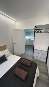 1 dormitorio con 1 cama grande y colcha en blanco y negro en Jabego2, en Sarria