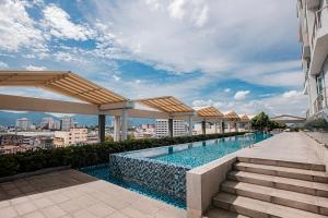 une piscine sur le toit d'un immeuble dans l'établissement Ipoh Octagon Premium Suites by Verve, à Ipoh