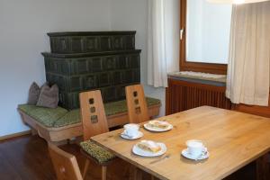 A seating area at Waalhof Ferienwohnung Apfelblüte