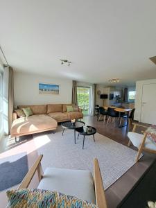 ein Wohnzimmer mit Sofa und Tisch in der Unterkunft Casa Vista Verde in De Panne