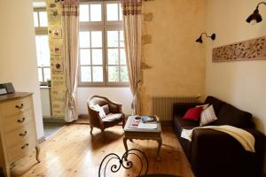 un salon avec un canapé et une table dans l'établissement Walnut, à Sarlat-la-Canéda