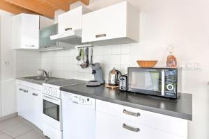 Kuchyňa alebo kuchynka v ubytovaní Maison des Goélands - 50m de la plage