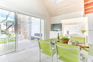 Televízia a/alebo spoločenská miestnosť v ubytovaní Maison des Goélands - 50m de la plage + 7 fotografií