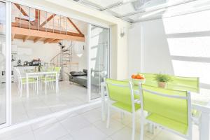 Kuchyňa alebo kuchynka v ubytovaní Maison des Goélands - 50m de la plage