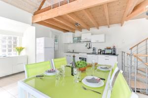 Kuchyňa alebo kuchynka v ubytovaní Maison des Goélands - 50m de la plage