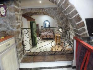 brama w kuchni z kamienną ścianą w obiekcie Atypique-ancienne grange de 48 m² w mieście Lorgues