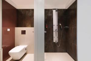 Koupelna v ubytování 7 Apple Hotel Pimpri Pune
