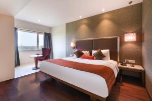 Postel nebo postele na pokoji v ubytování 7 Apple Hotel Pimpri Pune