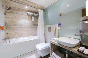Koupelna v ubytování 7 Apple Hotel Pimpri Pune