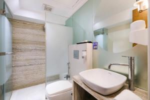 Koupelna v ubytování 7 Apple Hotel Pimpri Pune