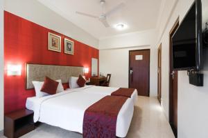 TV a/nebo společenská místnost v ubytování 7 Apple Hotel Pimpri Pune