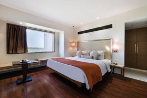 Postel nebo postele na pokoji v ubytování 7 Apple Hotel Pimpri Pune