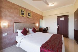 Postel nebo postele na pokoji v ubytování 7 Apple Hotel Pimpri Pune