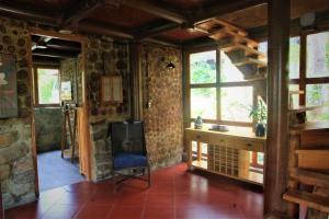 una sala de estar con una escalera en una casa en Zen Cafe Countryside Retreat 