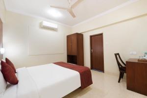 Postel nebo postele na pokoji v ubytování 7 Apple Hotel Pimpri Pune