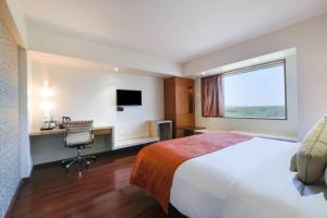 TV a/nebo společenská místnost v ubytování 7 Apple Hotel Pimpri Pune