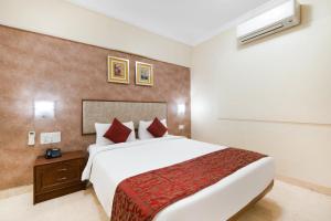 Postel nebo postele na pokoji v ubytování 7 Apple Hotel Pimpri Pune