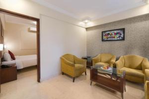 Posezení v ubytování 7 Apple Hotel Pimpri Pune