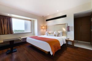 Postel nebo postele na pokoji v ubytování 7 Apple Hotel Pimpri Pune